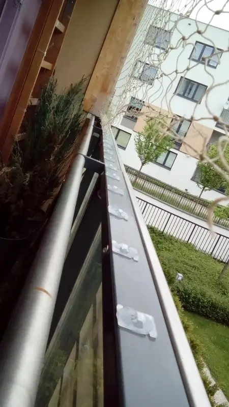 Detail svorky na uchytenie siete na balkóne bez vŕtania